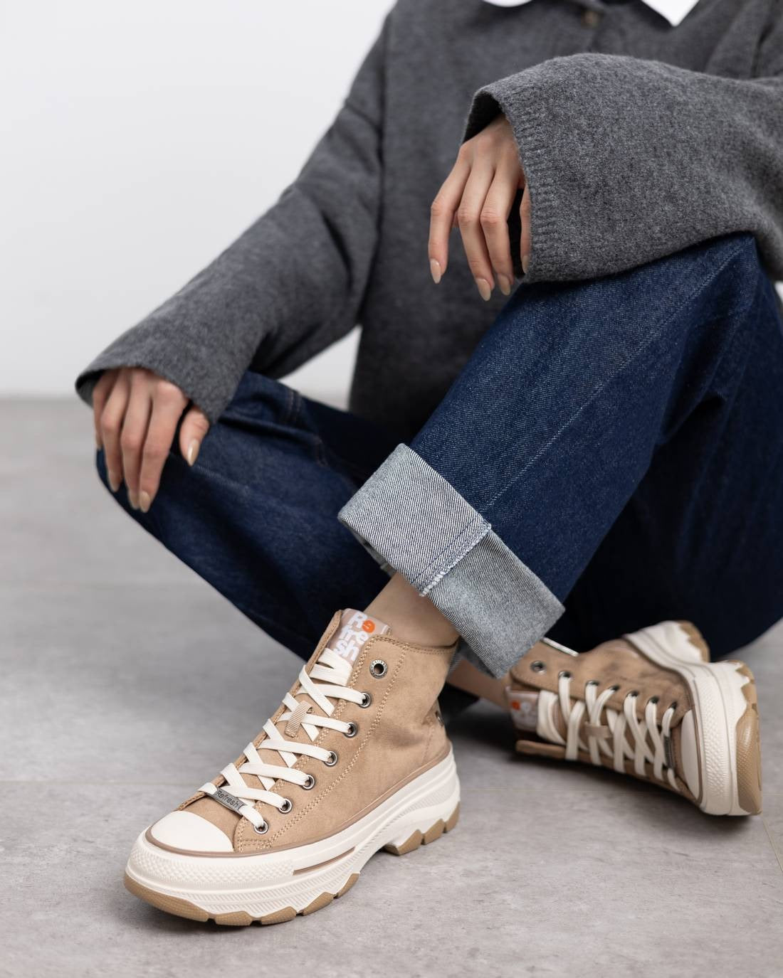 High-Top Sneaker mit Reißverschluss und Chunky-Sohle in Taupe