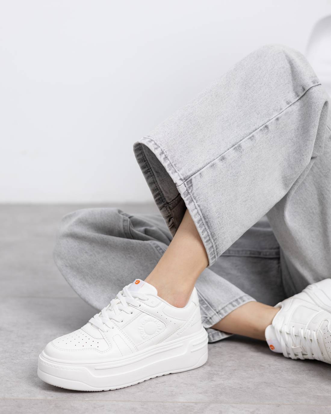 Sportlicher Damen-Sneaker in Weiß mit erhöhter Plateau Sohle