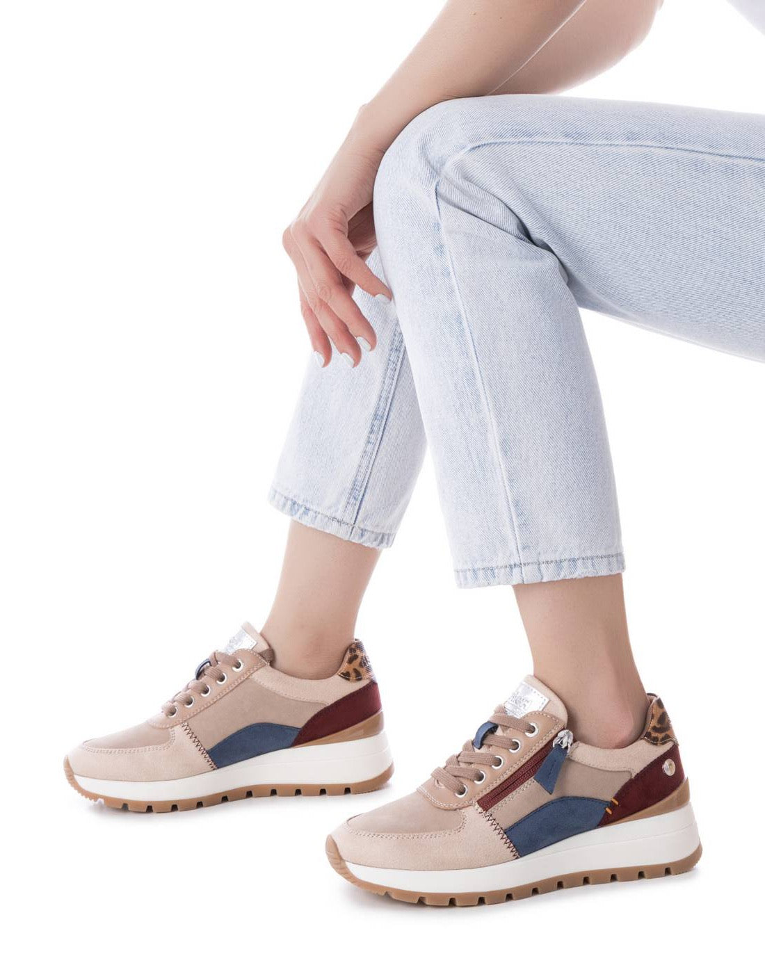 Modischer Keilsneaker in Beige mit Farb- und Leo-Details